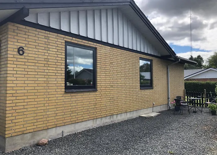 Shruti's بيلوند